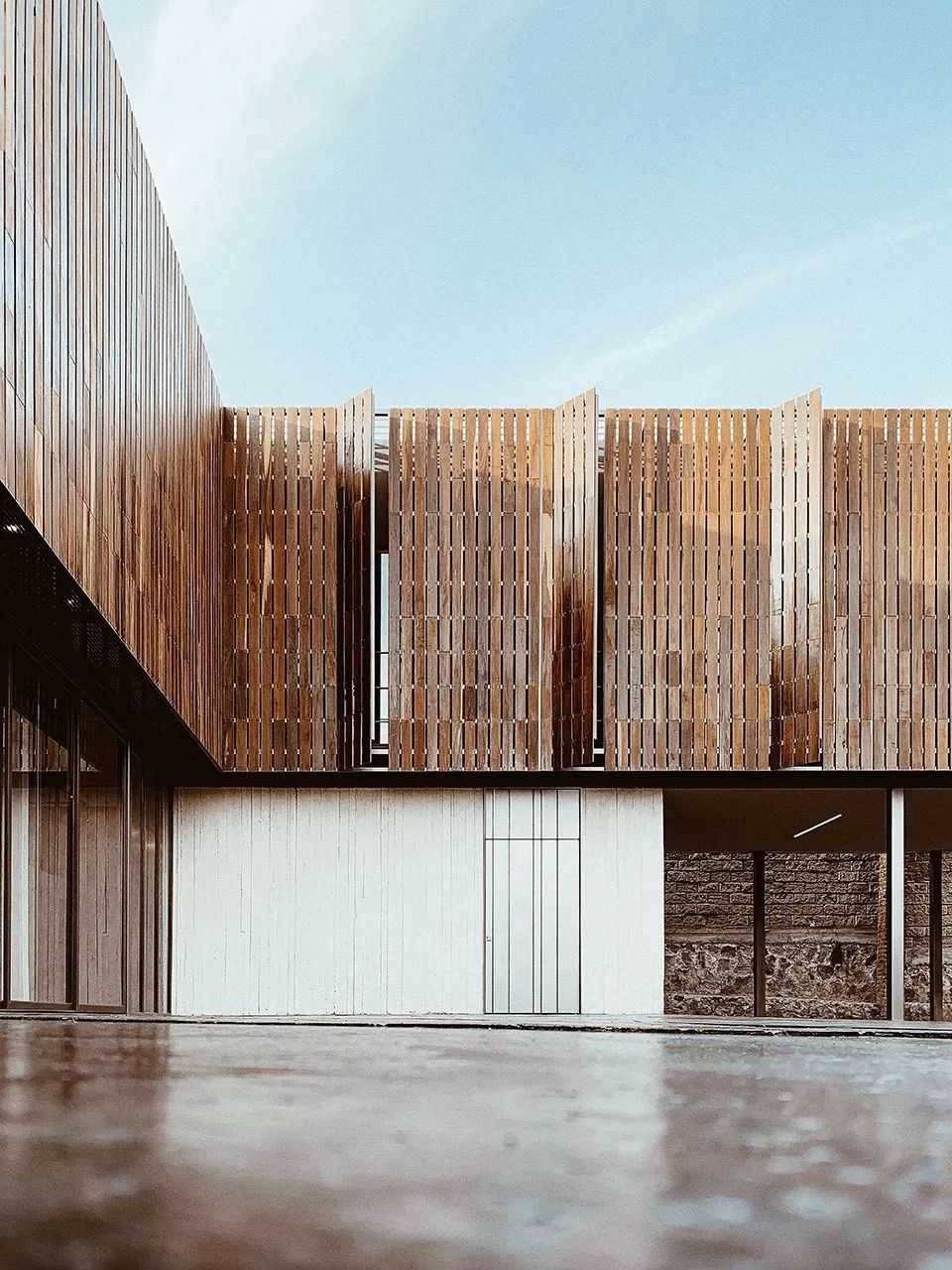 使环绕建筑立面四周的走廊产生变化,从木质格栅的缝隙中可一览外部