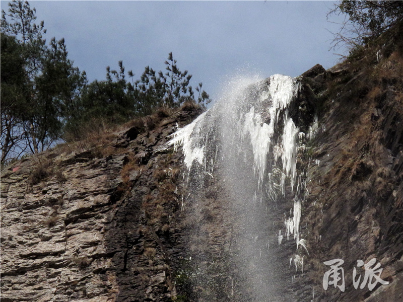 21——徐凫岩瀑布口的冰凌，在阳光照耀下纷纷脱落，形成潭中的雪堆.jpg