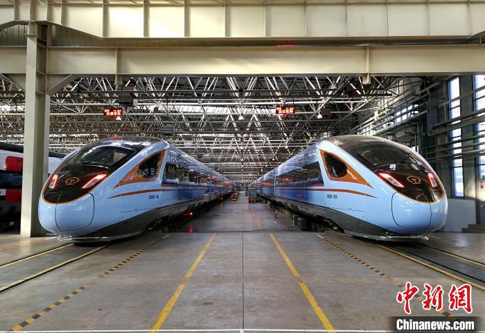 图为时速250公里“复兴号”中国标准动车组准备出厂。　吴可超 摄