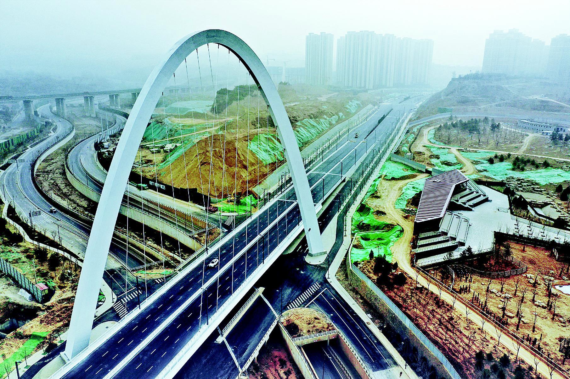 东中环北延上跨北涧河桥宛如一道"彩虹"