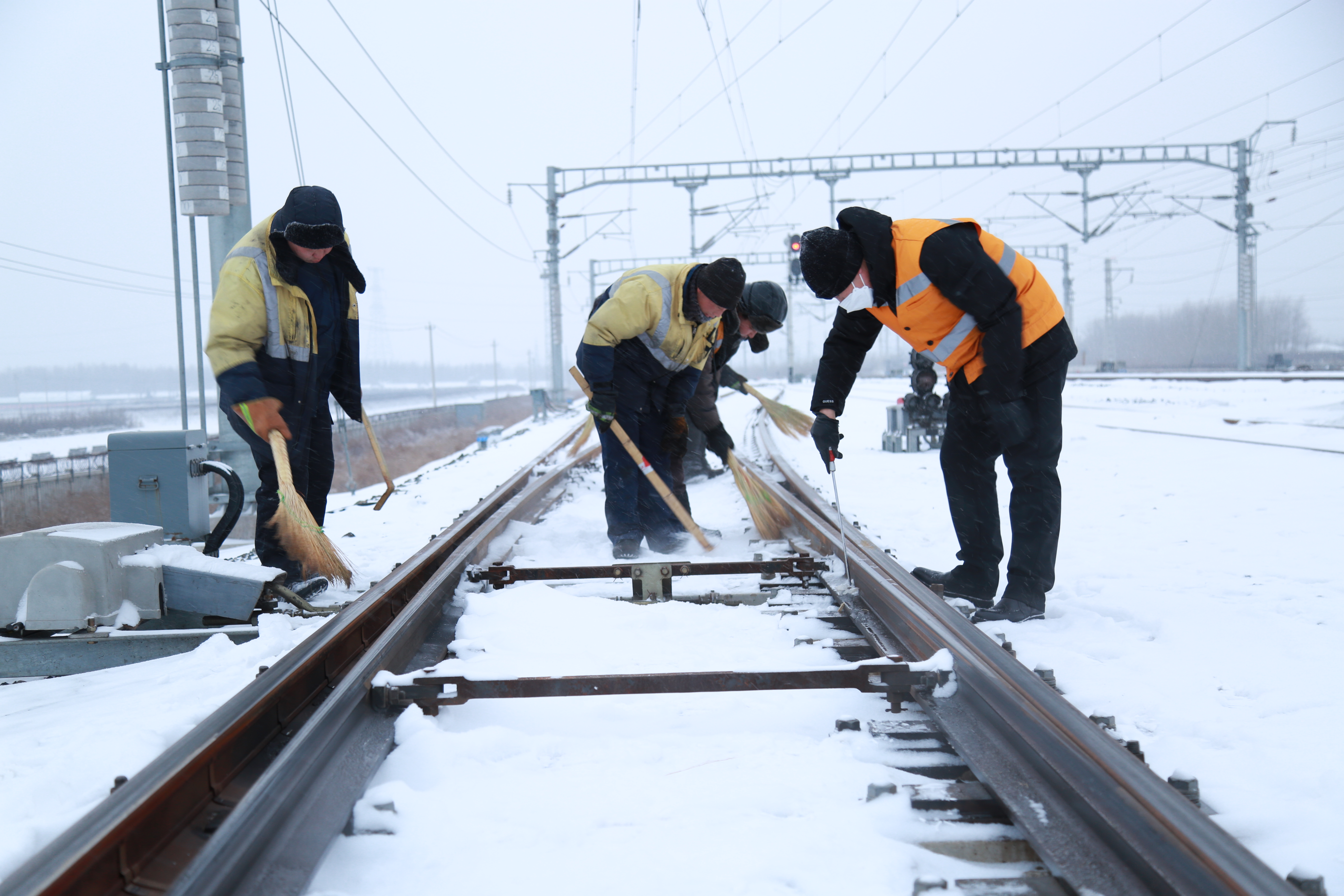 沈铁职工万里铁道线演绎雪染的风采