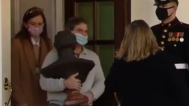 外媒 白宫工作人员开始搬家 纳瓦罗拿着相片离开 凤凰网