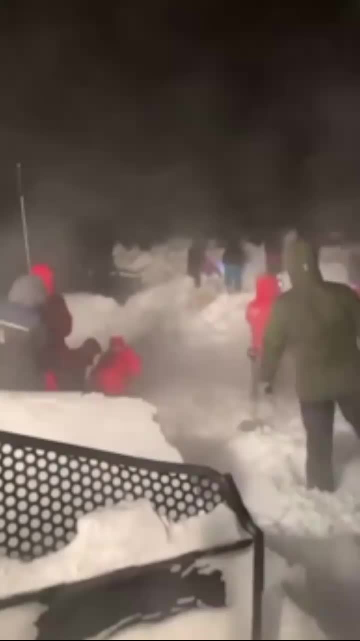 俄罗斯滑雪场深夜雪崩，14岁男孩获救后仍有6人被埋