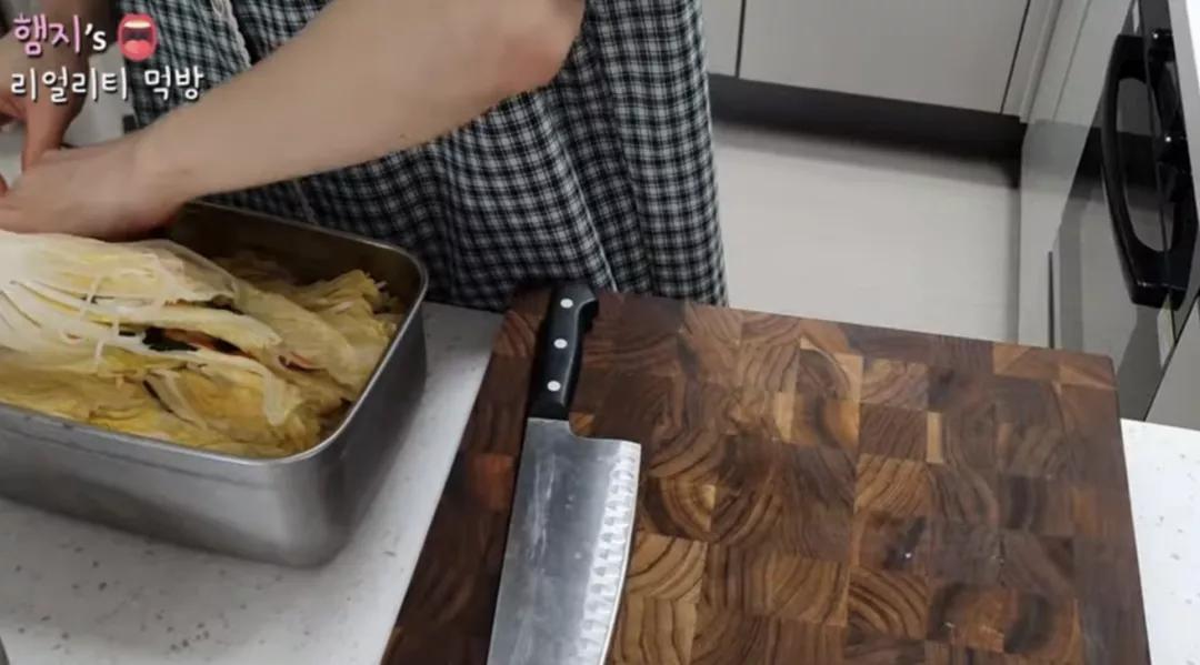 吃播网红赚中国人流量,转头内涵李子柒做泡菜,点赞辱骂中国评论