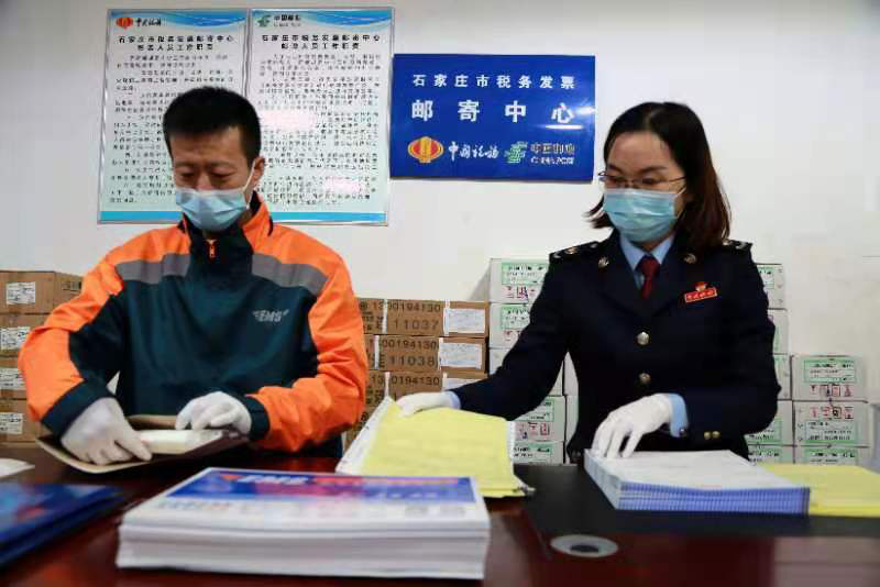 石家庄市税务局工作人员将发票邮寄到急需的纳税人手中。