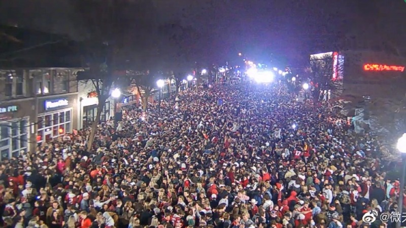 仿佛新冠不存在！美国上万球迷聚集庆祝夺冠 密密麻麻全是人