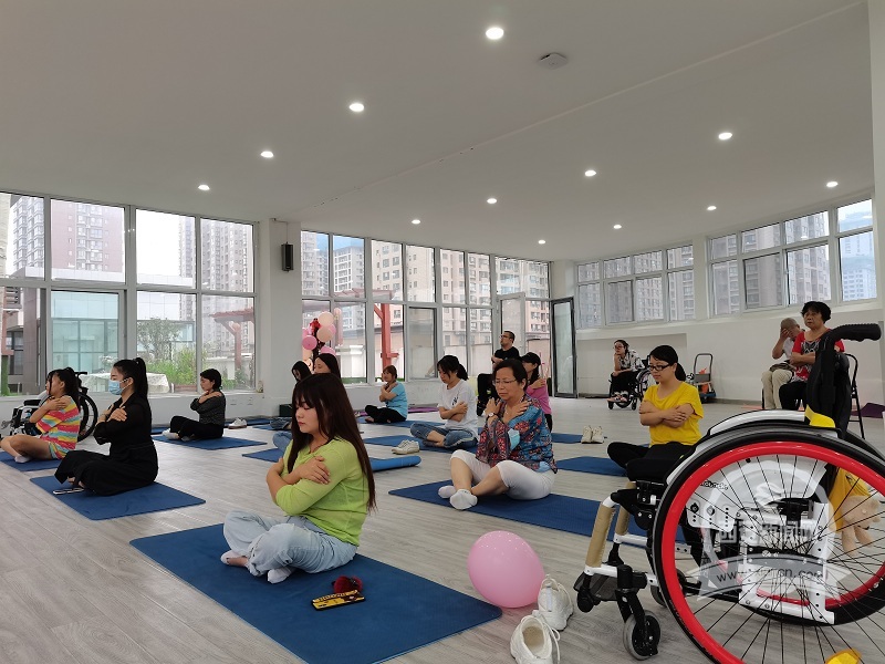　　西安这家瑜伽馆只对残障人士开放 免费教课还助就业