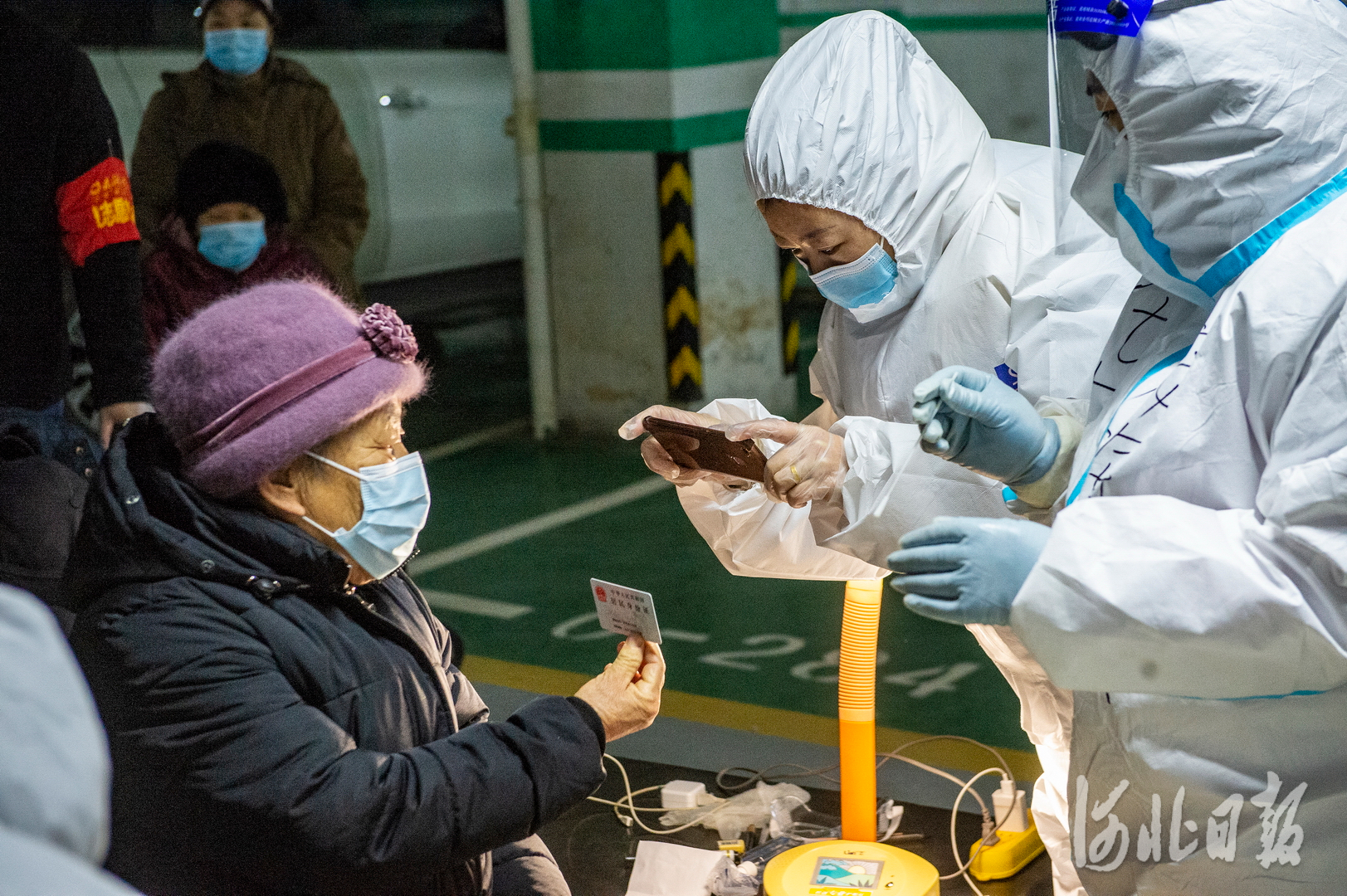 检测人员在为居民录入信息。河北日报记者田明摄