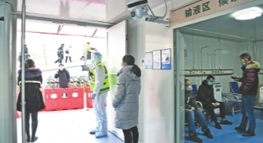 1月12日下午，同济医院发热门诊，就诊患者在候诊、输液区。记者苗剑 摄