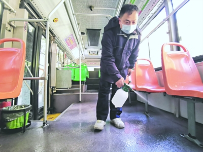 公交车运营回站后，工作人员对车厢进行消杀。通讯员万建国供图