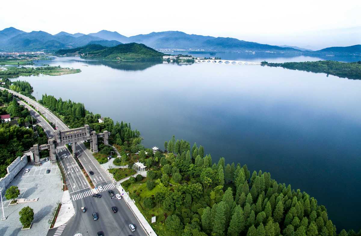 4 四明湖畔的青山绿水.jpg
