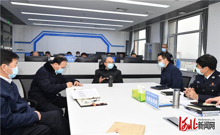 1月12日，省长许勤在石家庄检查核酸检测、流调溯源等疫情防控举措落实情况。这是许勤通过石家庄市公安局信息指挥平台查看流调最新数据，与有关部门负责同志共同研究下一步重点任务。河北日报记者 孟宇光摄