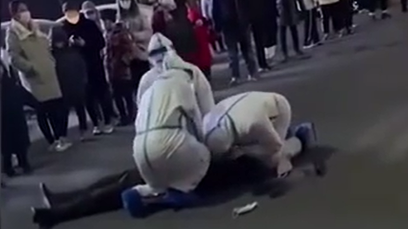 河北核酸检测现场有人晕倒 防疫人员摘面罩做人工呼吸