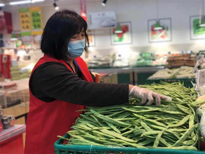 为居民群众提供无接触送货服务图为三河市方舟广场物美超市线上多点拣