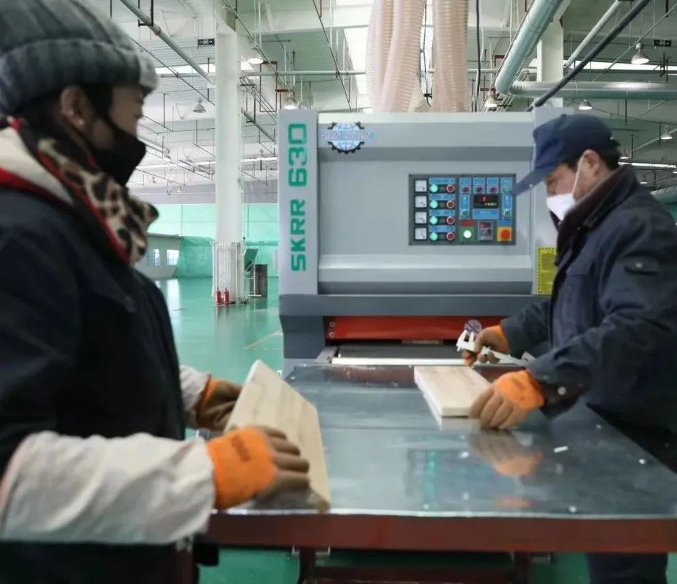 兰州新区木材产品首次出口越南 形成跨国加工产业链