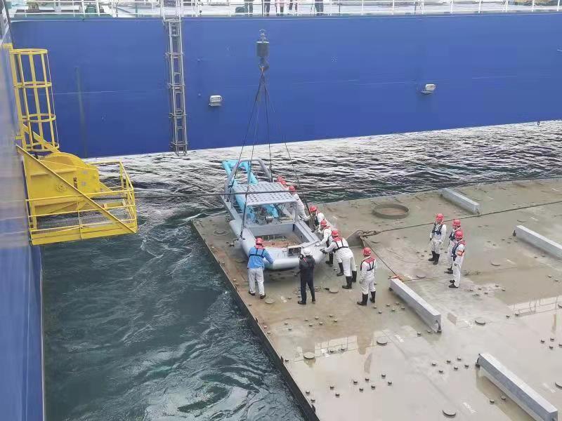 功课
职员
在进行沉管管顶施工(张子正 摄)