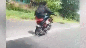 疯狂！菲律宾男子蹲坐后座不扶方向骑摩托车