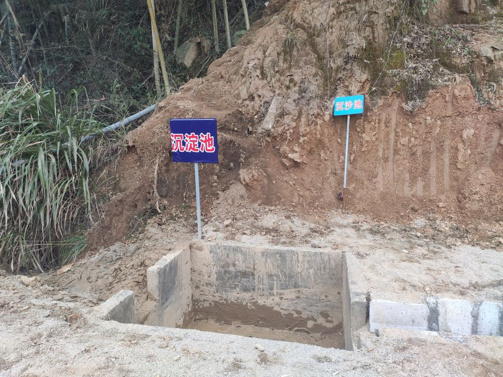 ↑江西省宜春市万载县高城镇杨孔章采石场旁修建的基础设施。熊家林 摄