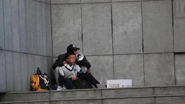 昆明被劫持获救学生讲述：刚出校门就被他拿刀抵着脖子