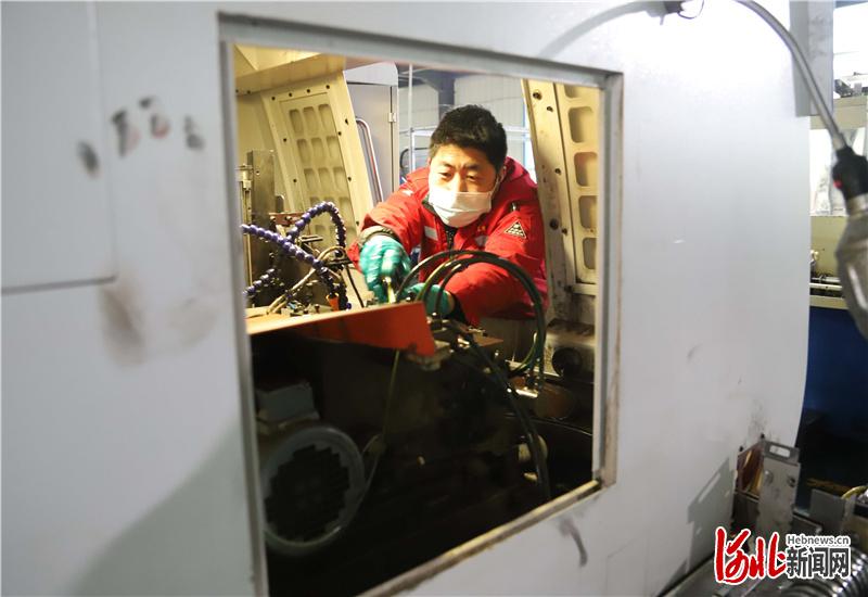 2021年1月16日,河北省临西县一家轴承企业的员工在检修数控机床设备为开工生产做准备。