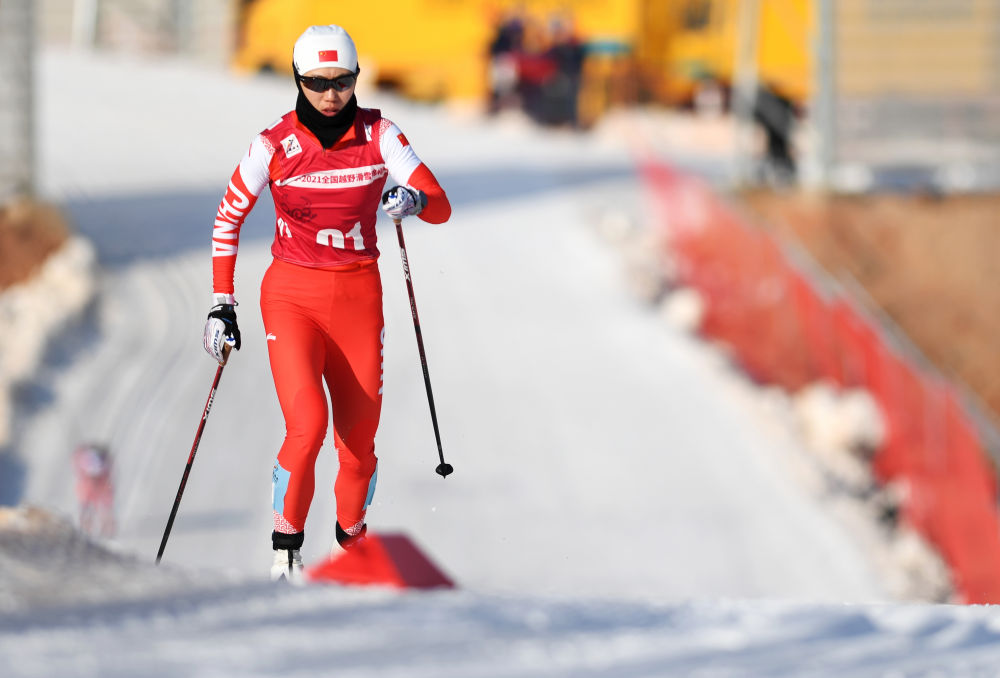 1月22日,黑龙江省雪上训练中心选手李馨在比赛中。最终,她以9分53秒47的成绩获得该项目冠军。新华社记者 陈斌 摄