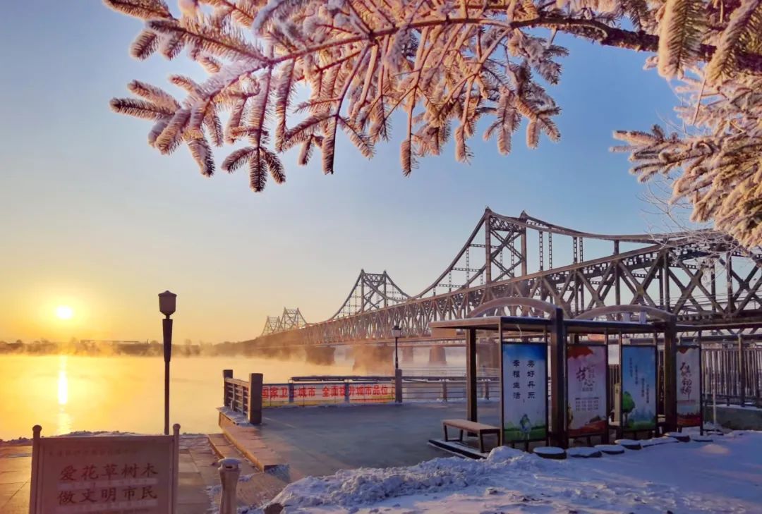 丹东:又见雾凇 鸭绿江畔美如童话