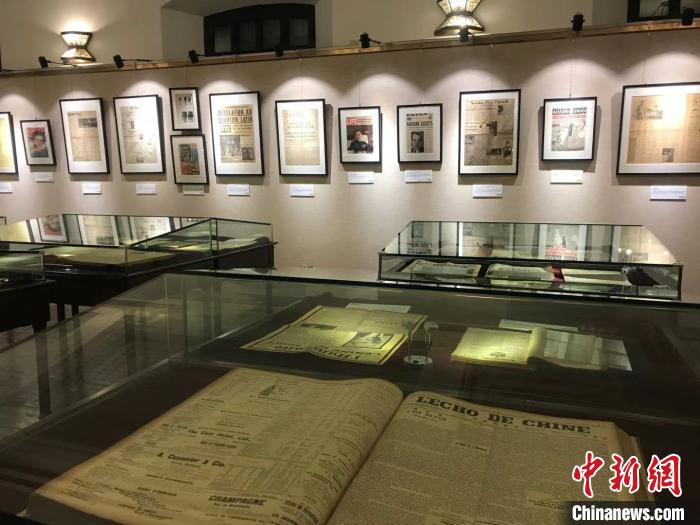 展览选取了约300年间，中外数十个国家的重要报刊，共计90余件。　王子涛 摄