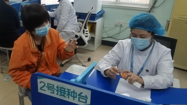 黄智贤在大陆打疫苗被告知一天内不能洗澡 台湾“专家”神解释