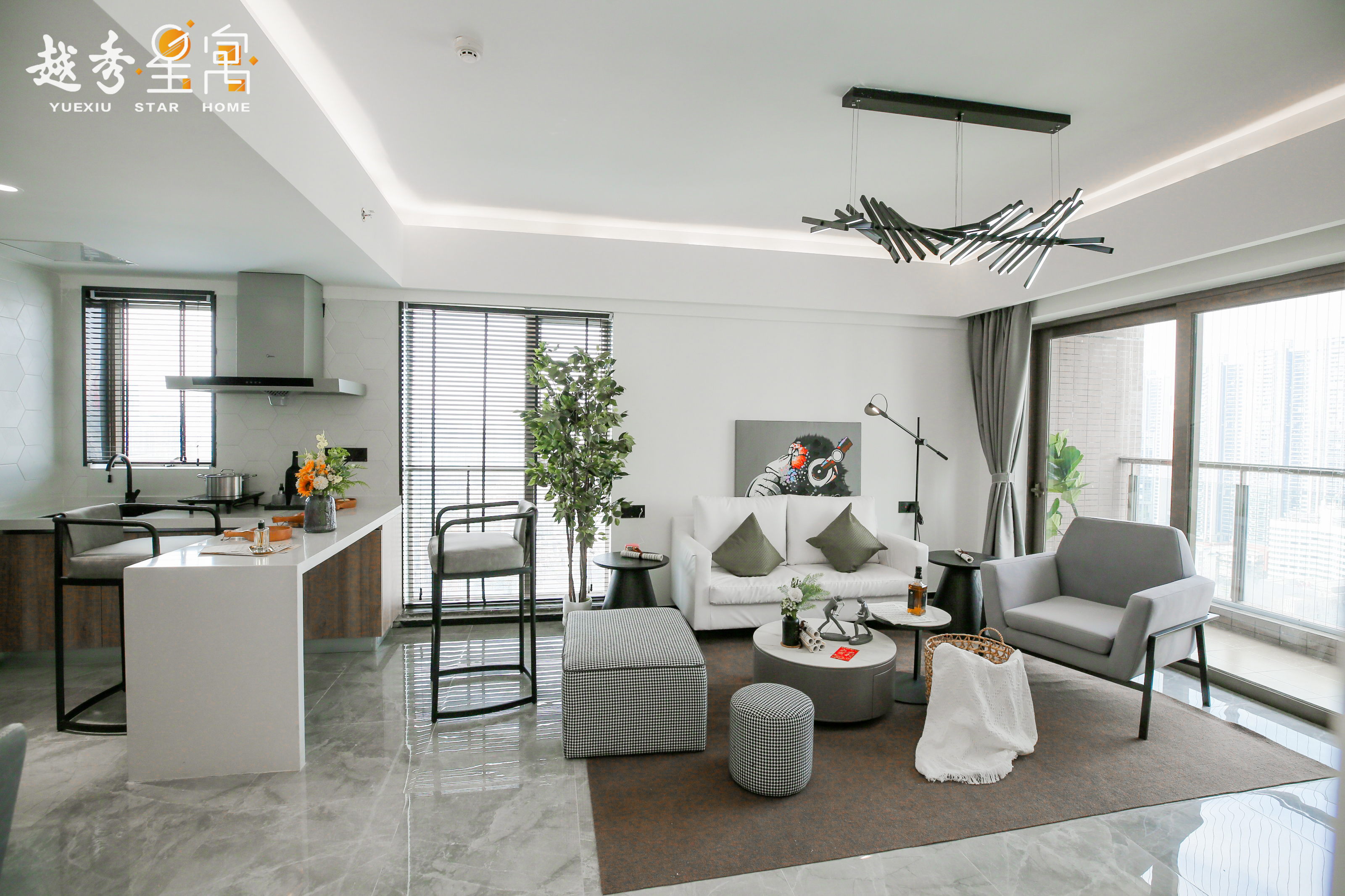 天河区罗永忠副区长,天河区商务和金融工作局副局长邹胜一行见证了