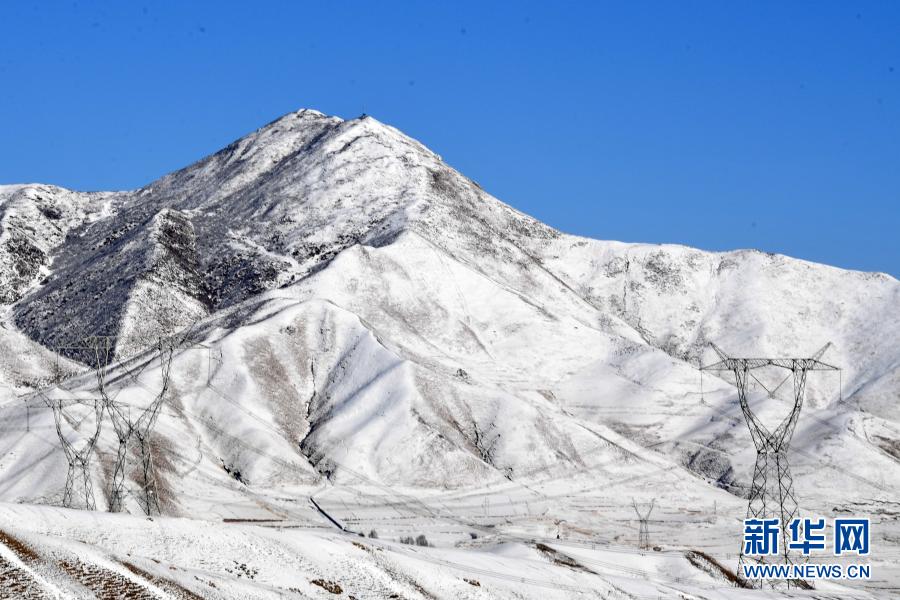 这是1月17日在武威市天祝藏族自治县境内拍摄的乌鞘岭雪景 新华社记者 范培珅 摄