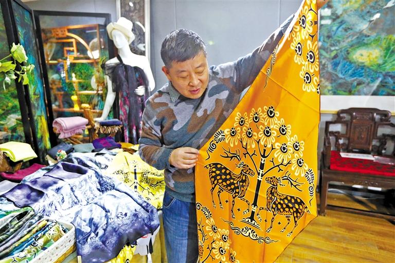 管兰生和染缬丝巾