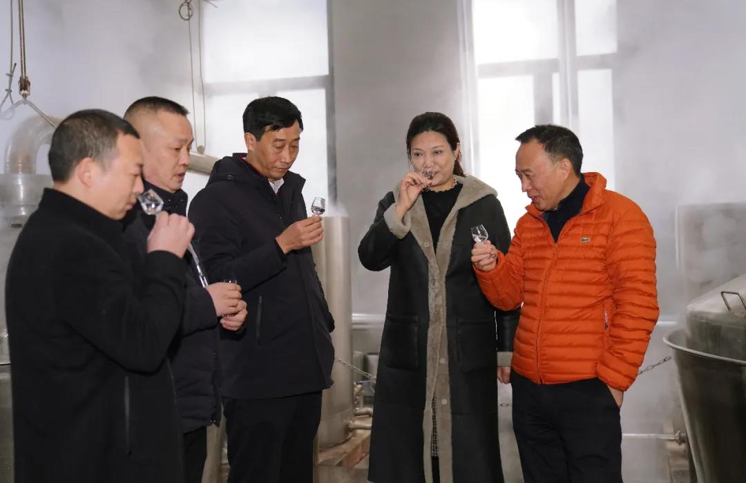 汪俊林巡查2020批酱香一次酒生产,品吴家沟开年新酒