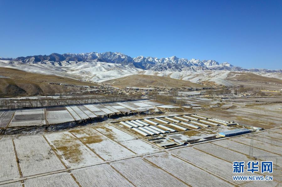 这是1月17日在武威市天祝藏族自治县境内拍摄的乌鞘岭周边雪景（无人机照片） 新华社记者 范培珅 摄