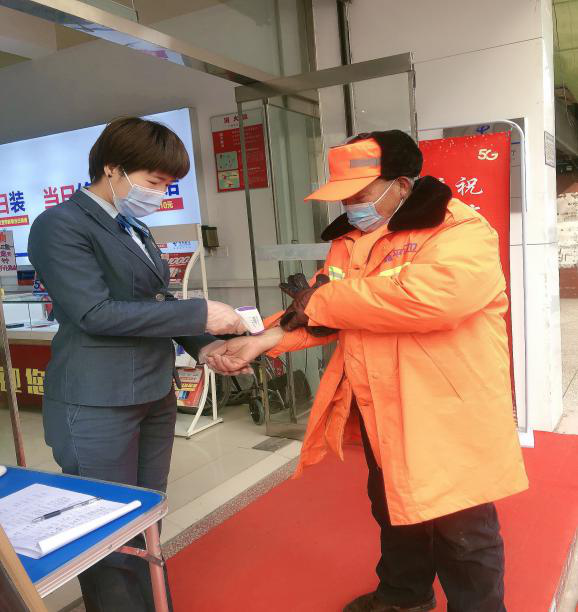  中国电信安国营业厅营业员与环卫工人的感人故事