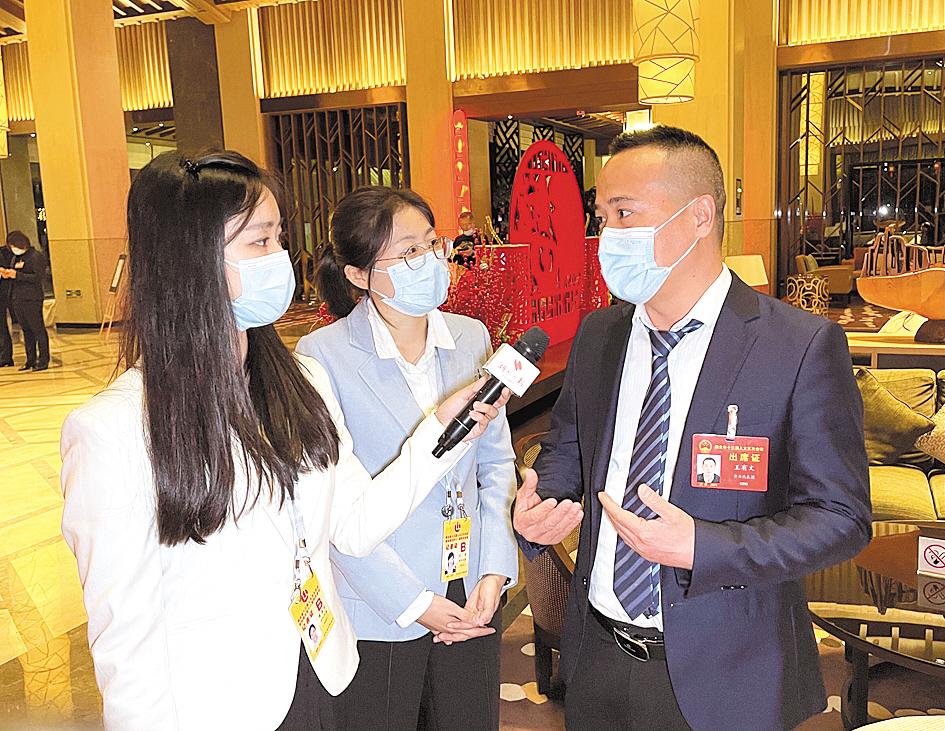 省人大代表王有文接受记者采访。 （湖北日报全媒记者 刘申 摄）