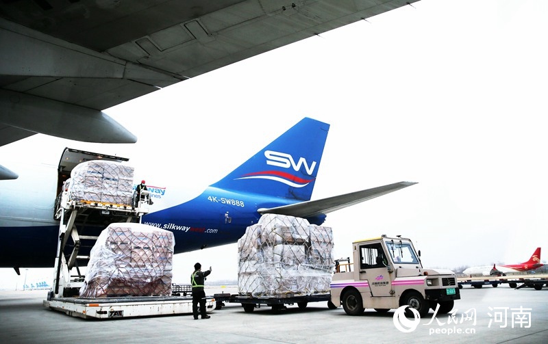郑州机场货运装车现场。人民网 霍亚平摄