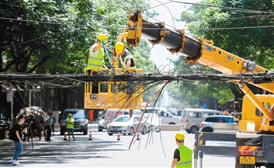 2020年6月24日,翠华路(小寨东路—雁南三路)架空通信线缆落地施工现场。(资料图片 记者 张宇明 摄)