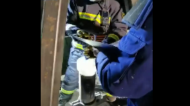 现场：救援组通过救生孔向山东被困矿工输送营养液