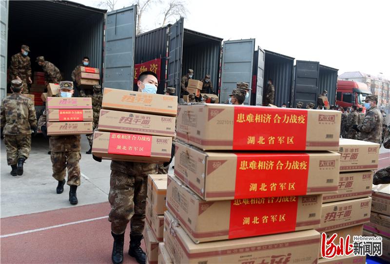 1月20日上午，河北省军区官兵在搬运湖北捐赠的抗疫物资。河北日报记者赵永辉摄