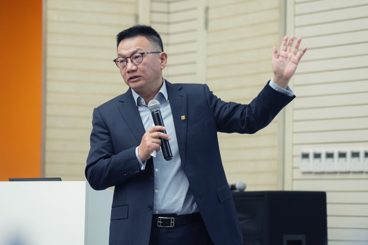 董事长胡建波教授作贯彻落实“十四五”规划报告