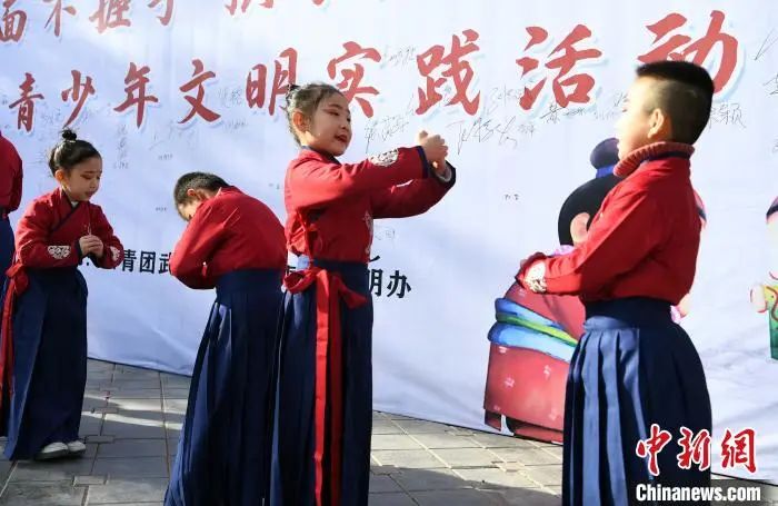 1月20日，甘肃省武威市开展“见面不握手·拱手更有礼”青少年文明实践活动。杨艳敏 摄