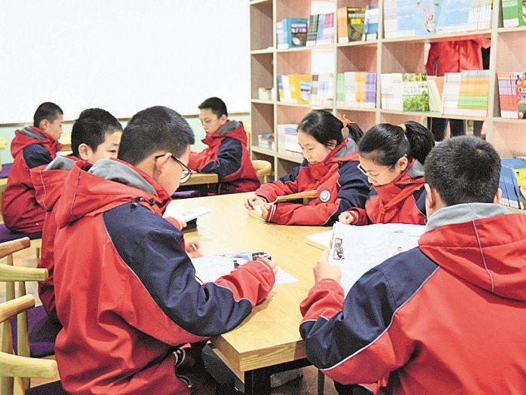 学生在图书馆阅读