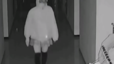 男子穿超短裙扮成“妙龄少女”偷内衣 画面极其辣眼睛