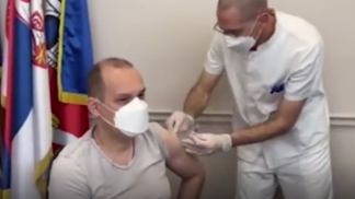 塞尔维亚卫生部长在电视上接种中国疫苗