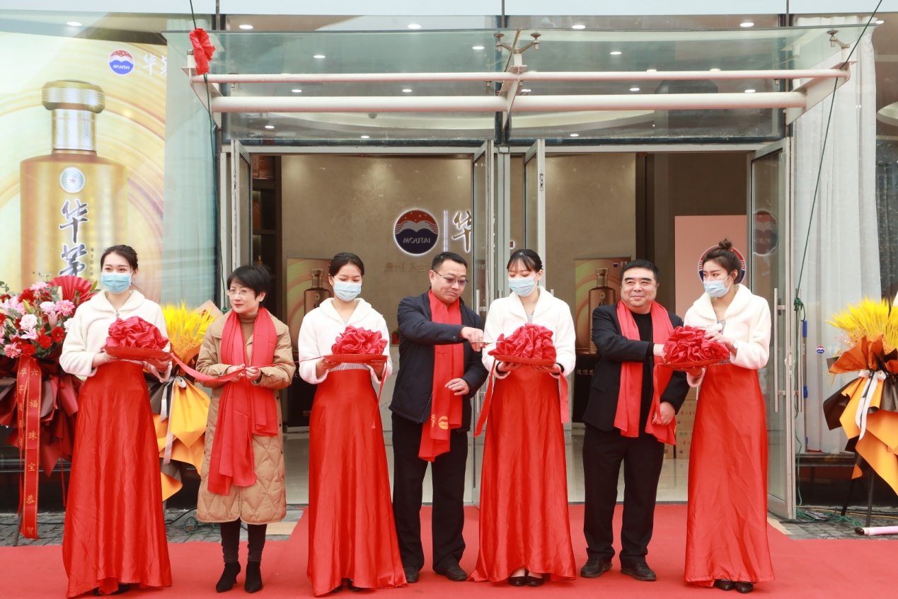 开业当天领导及嘉宾剪彩