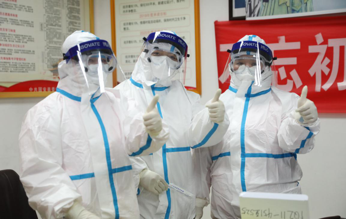 在固安县宫村镇公议存党支部会议室，医护工作者正对核酸检测的村民数据进行统计。