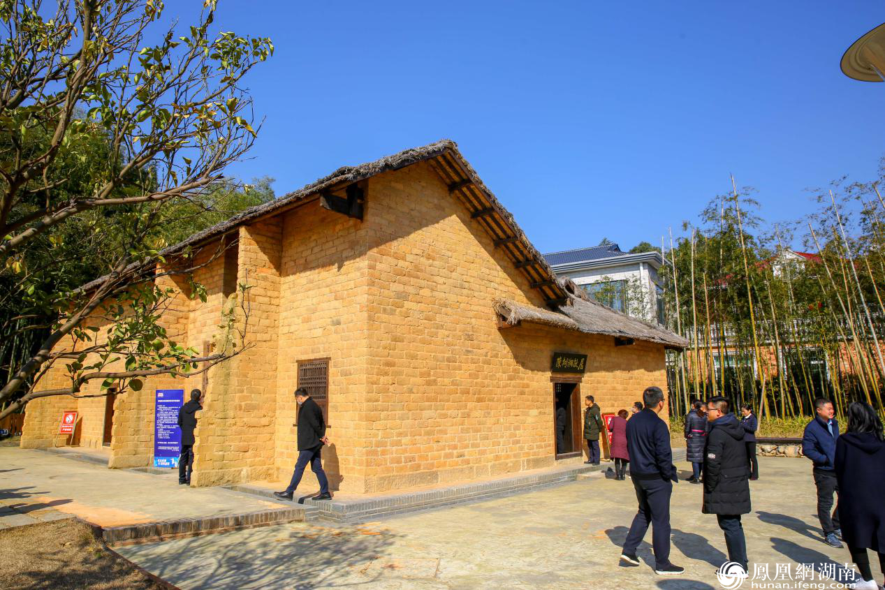 长沙县依托红色资源,搭建实践教育平台,图为游客在参观陈树湘故居.