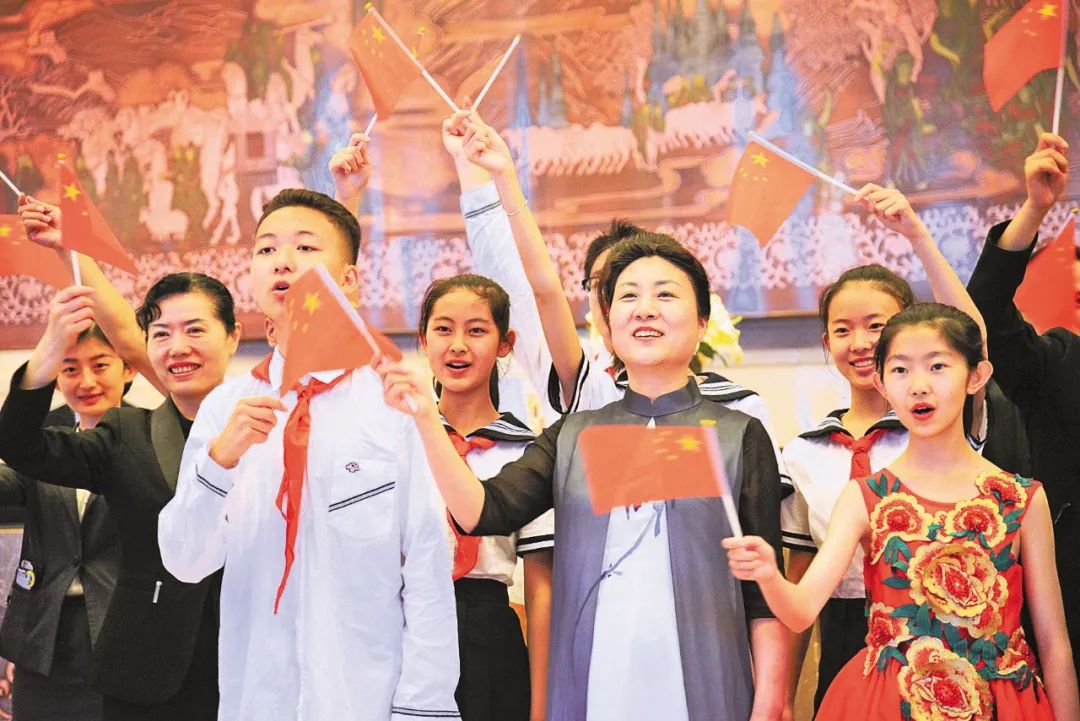 李冰校长与师生庆祝国庆节