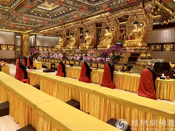 “佛教界千僧万众祛疫祈福大法会”香港宝莲禅寺会场:洒净开坛 (图片来源:凤凰网佛教 摄影:香港佛教联合会)