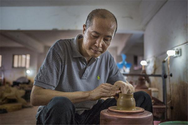 2010年夏天,廖奥在潮州朋友的茶室看到一把潮州壶,短嘴,圆圆的,扁扁的